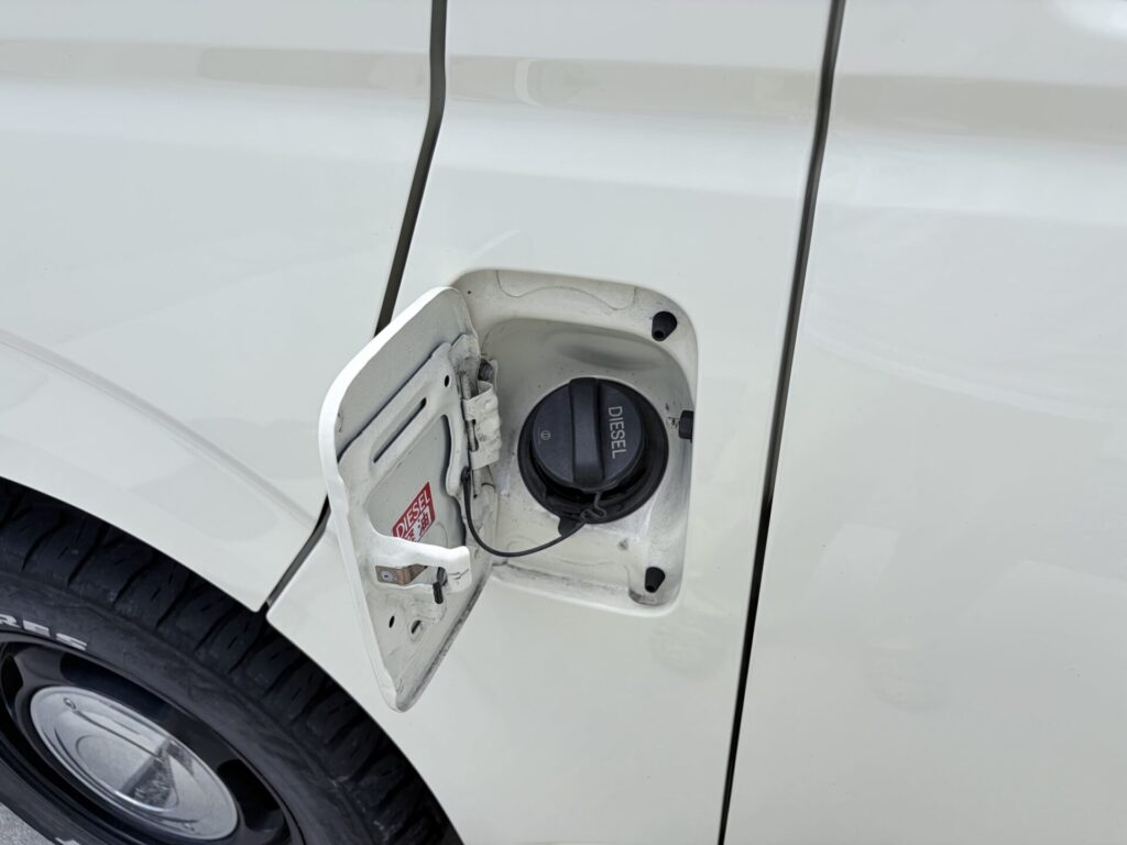 ライトイエローのハイエース200系ディーゼル車の給油口とDIESEL表示の燃料キャップ