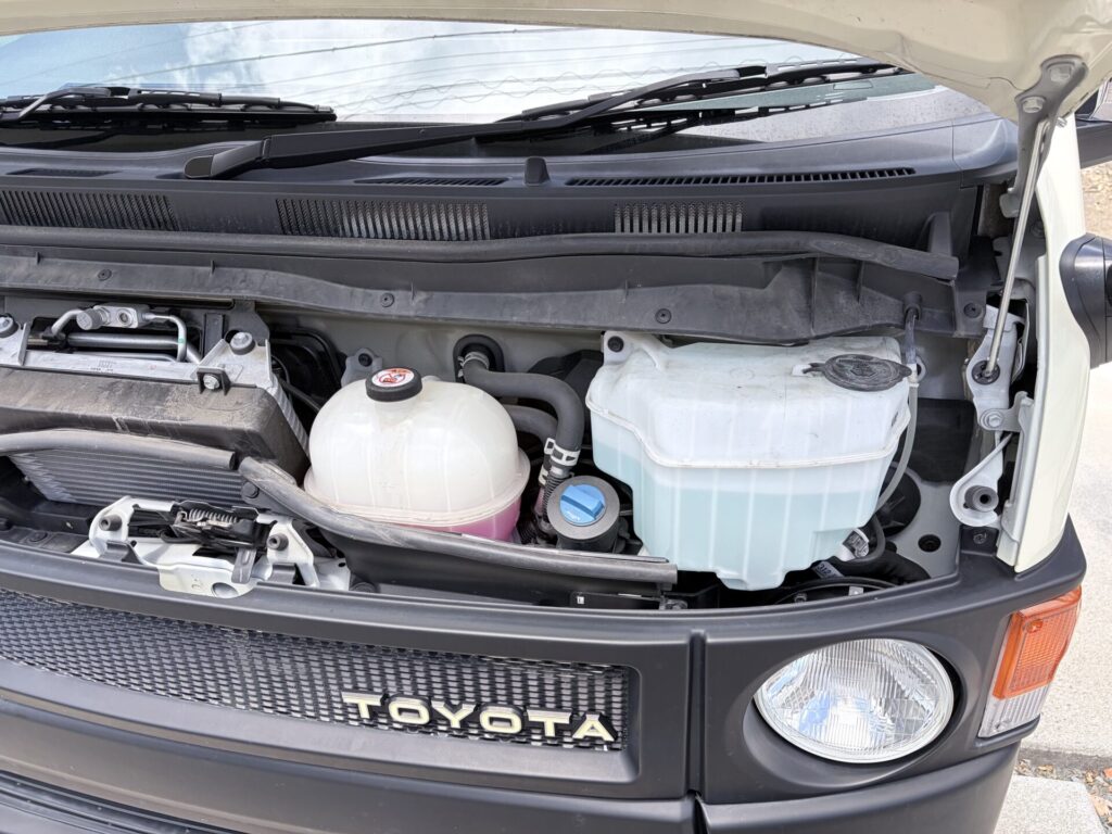 ハイエース200系のフロントフード内部にある冷却水やウォッシャー液などのタンク類