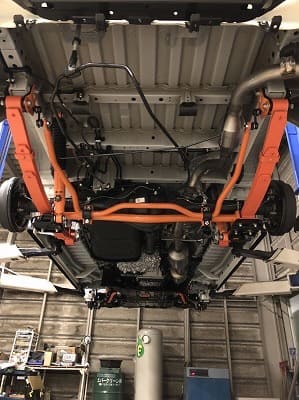 ライトイエローのハイエース200系4WDの下回りとサスペンション周辺