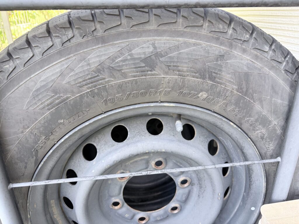 ハイエース200系用スタッドレスタイヤの195/80R15 107/105L LT表記
