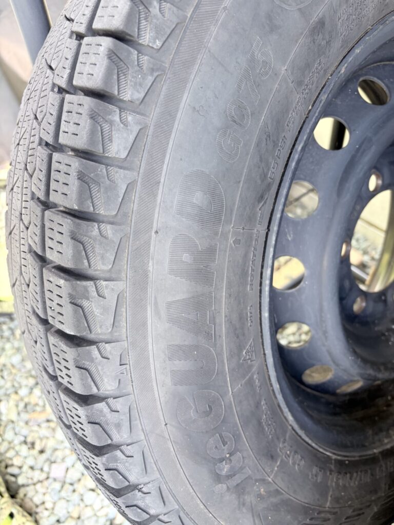 ハイエース200系に使用しているYOKOHAMA iceGUARD SUV G075スタッドレスタイヤ