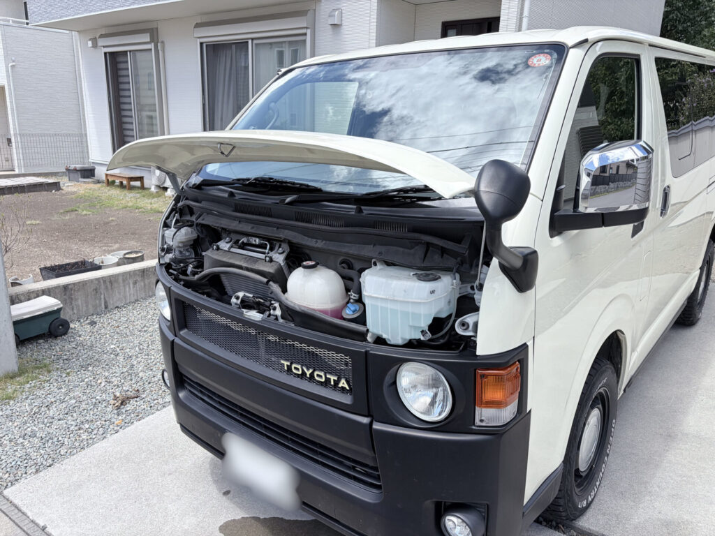 ライトイエローのハイエース200系でフロントフードを開けた状態