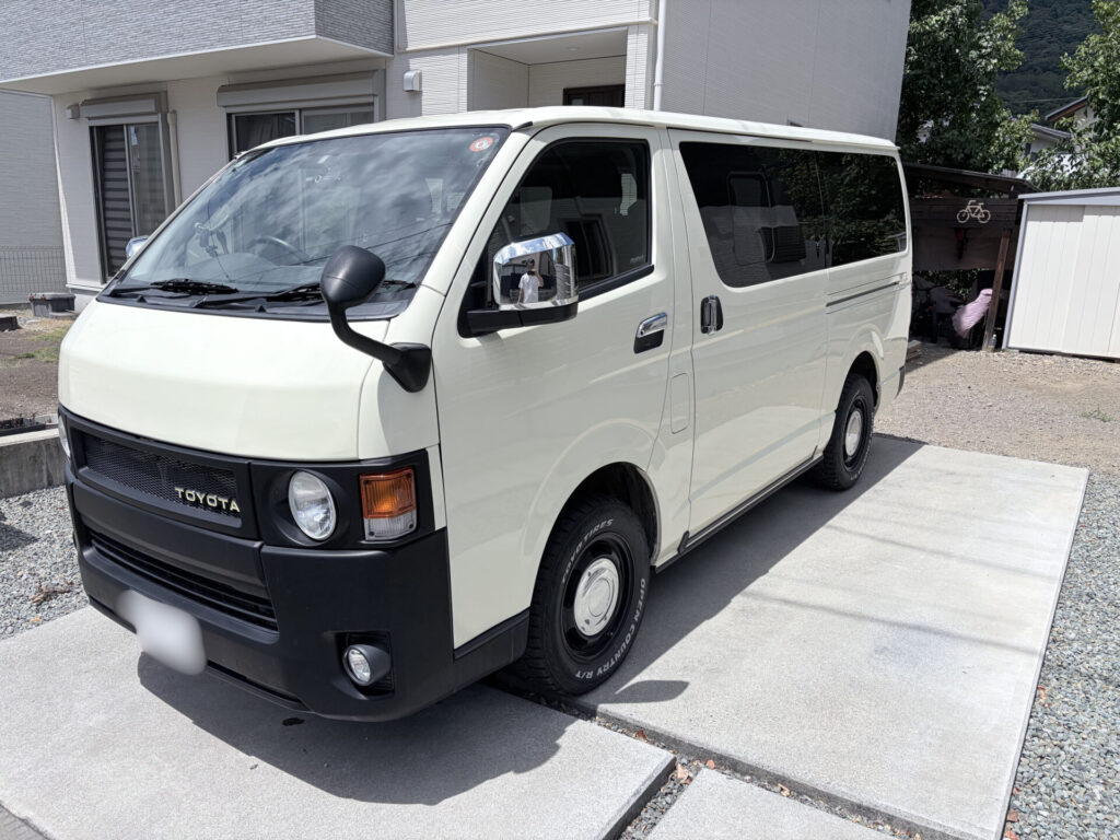 リョウが所有するライトイエローのハイエース200系7型ディーゼル4WD