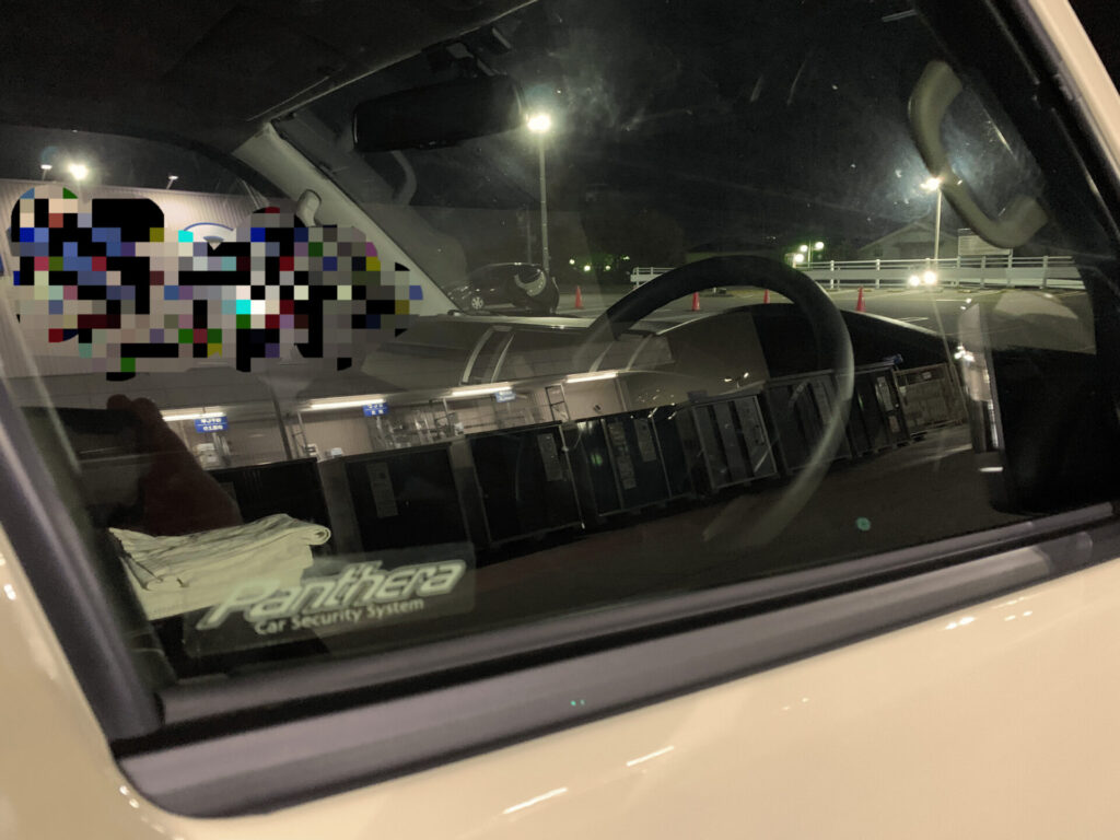ライトイエローのハイエース200系に装着したPantheraカーセキュリティ。運転席側の窓にセキュリティステッカーを貼った様子