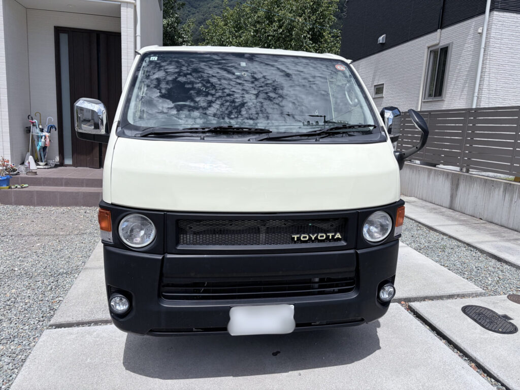 ライトイエローのハイエース200系を正面から撮影した丸目ヘッドライト仕様
