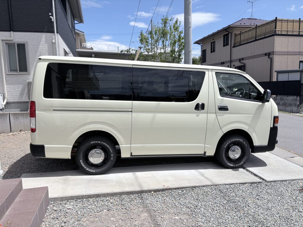 ライトイエローのハイエース200系を真横から撮影したサイドプロフィール