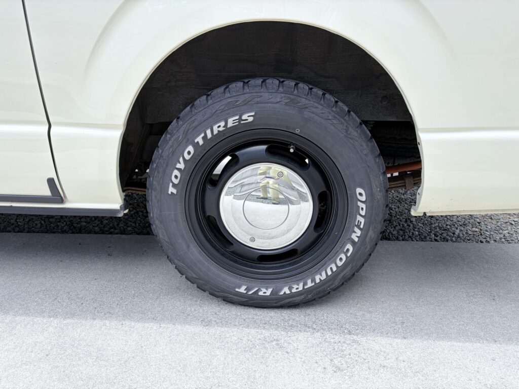 ハイエース200系に装着したTOYO TIRES OPEN COUNTRY R/Tとブラックホイール