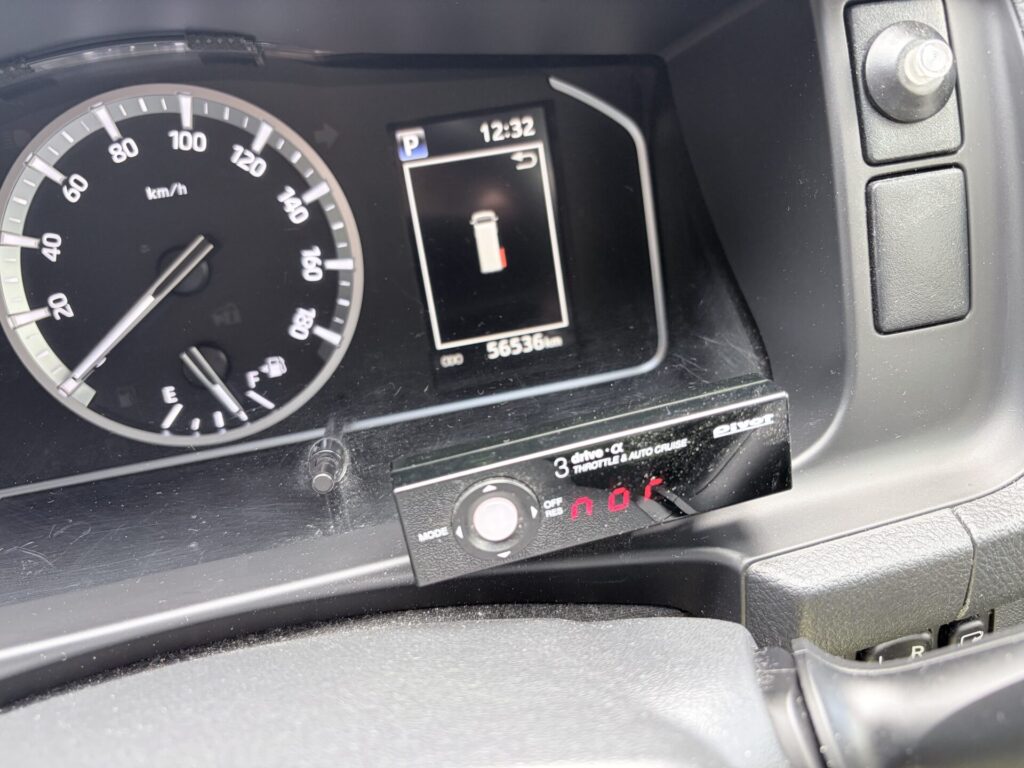 ハイエース200系に取り付けたPIVOT 3-drive・αクルーズコントロールのコントローラー