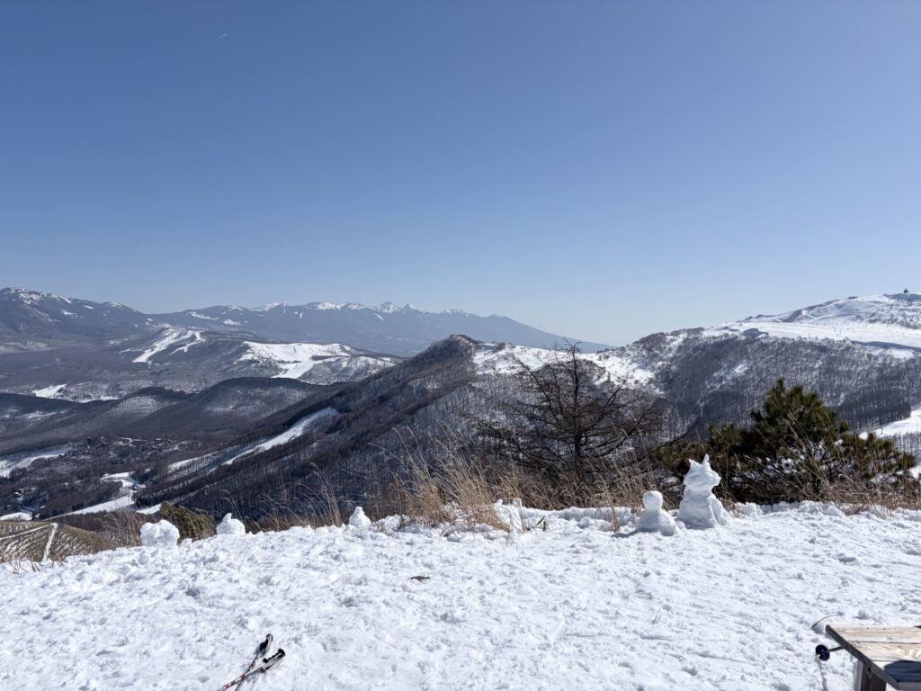 ハイエースでスキー場に訪れた時の雪山と青空が広がる山岳風景